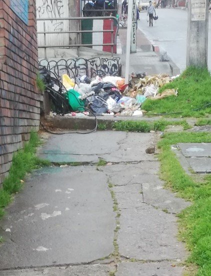 Acumulación de basuras en las calles de Usme. 
Autor: Karen Torres